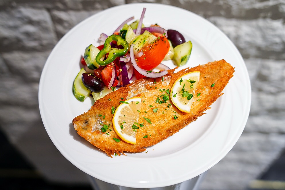 Plat signature SANTORIN - Poisson grillé aux herbes méditerranéennes